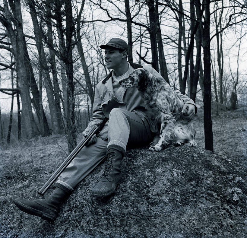 西方人,成年人,中年人,一个人,坐,横图,黑白,室外,白天,正面,森林,宠物,狗,欧洲,纽约,美国,欧洲人,仅一个男性,仅一个人,仅一个中年男性,斑点,猎犬,古典,搭,摄影,搭着,肖像,来福枪,赛特种猎狗,机敏,猎人,男人,男性,中年男性,白种人,休闲活动,纯种犬
