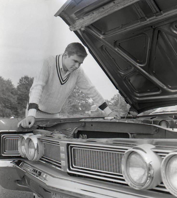 西方人,成年人,头发,一个人,站,竖图,黑白,室外,白天,毛衣,旅途,汽车,欧洲,纽约,美国,欧洲人,仅一个男性,仅一个人,检查,古典,注视,仅一个年轻男性,打开,观察,看,金色,摄影,观看,控制,察看,开启,关注,问题,男人,男性,年轻男性,白种人,年轻人,半身,风帽,汽车抛锚