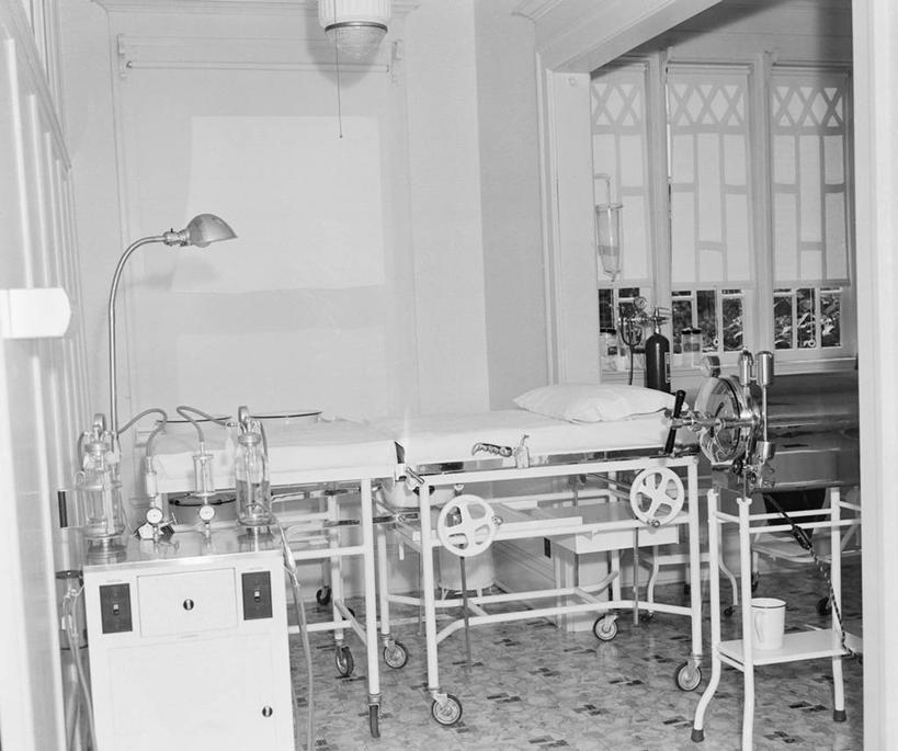 无人,医院,横图,黑白,室内,白天,窗户,摄影,砖地,医疗器械,医疗工具