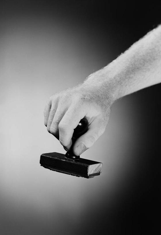 手,一个人,办公室,竖图,黑白,特写,拿着,设备,物品,同意,人体,摄影,部分,橡皮章,影棚拍摄,例行公事