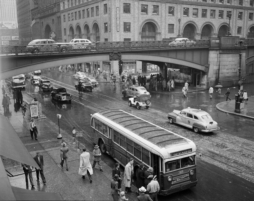 横图,俯视,黑白,室外,白天,城市,道路,街道,路,公路,出租车,汽车,纽约,美国,一排,行人,整齐,数字,拱门,人行道,巴士,公共交通,交通,许多人,古典,历史,排列,一群人,运输,摄影,队列,进入,高架道路,纽约州,马路,高角度拍摄,公共汽车站