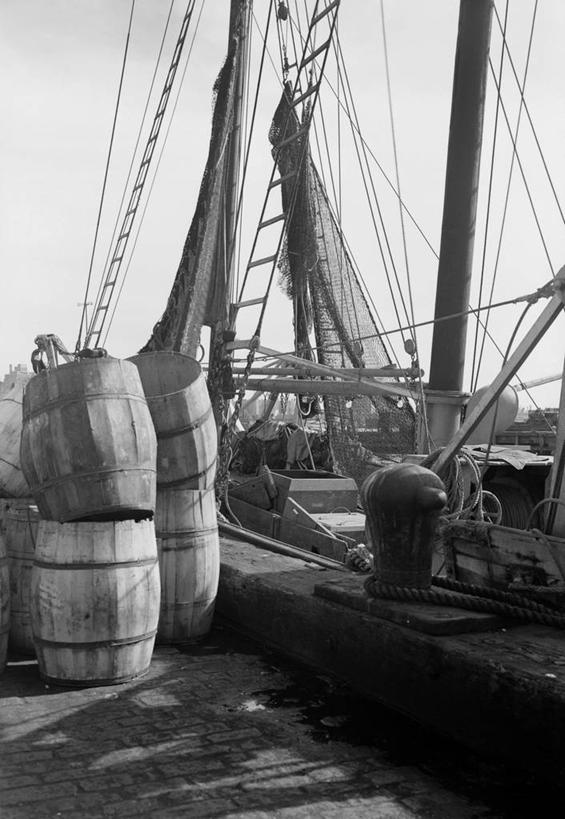 无人,竖图,黑白,室外,白天,船,日光,停靠,堆叠,木制,桶,绳子,摄影,部分,停泊,帆樯,桅竿,海港,帆柱
