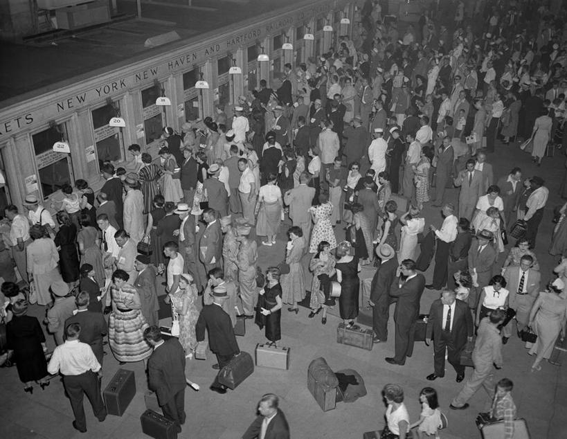 成年人,站,横图,俯视,黑白,室内,白天,商务,车站,纽约,美国,一排,整齐,站台,许多人,古典,历史,月台,排列,一群人,零售,摄影,英文字母,队列,纽约州,售票窗口,男人,女人,高角度拍摄