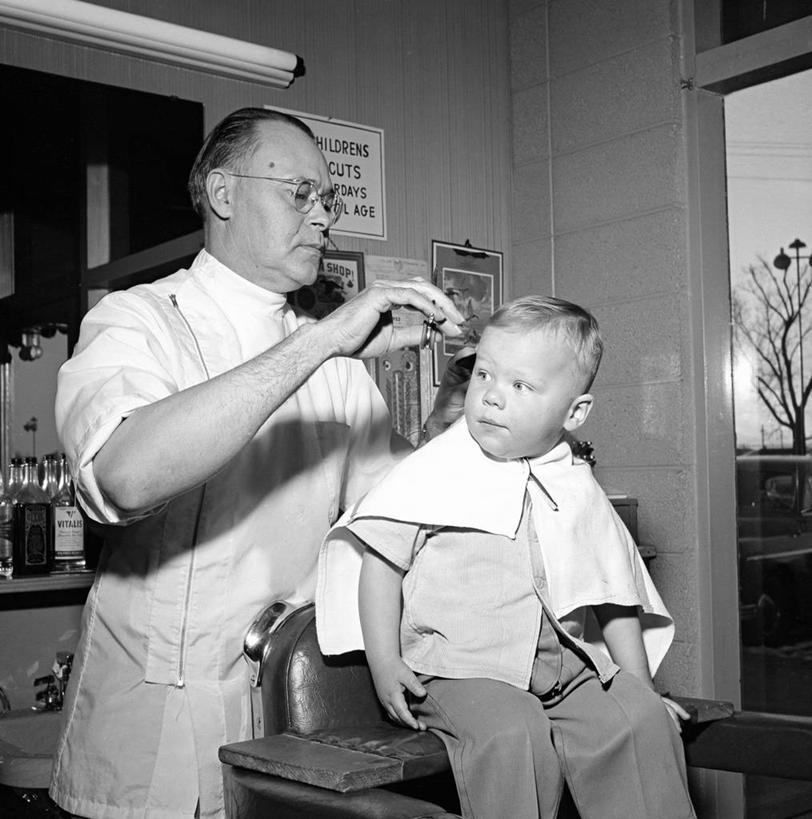 西方人,儿童,成年人,中年人,老年人,两个人,理发师,站,坐,竖图,方图,黑白,室内,白天,纯洁,欧洲,纽约,美国,欧洲人,眼镜,古典,小孩,可爱,童年,童趣,摄影,英文字母,专心,童真,烂漫,无邪,天真,老年男性,男孩,白种人,孩子,发型