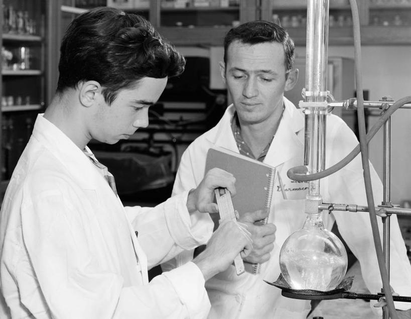 西方人,成年人,中年人,两个人,医生,科学家,横图,黑白,室内,合作,欧洲,美国,欧洲人,倒,准备,检查,研究,烧杯,液体,实验室,教育,做,摄影,专心,准确,知识,合伙,实验服,科学实验,路易斯安那州,吸液管,技能,年轻男性,中年男性,白种人,年轻人,半身,学员