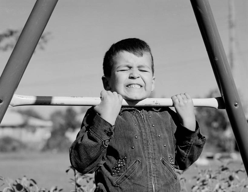 西方人,儿童,一个人,拉,引体向上,横图,黑白,室外,白天,锻炼,纯洁,游乐场,欧洲,美国,欧洲人,仅一个男性,仅一个人,咬,小孩,仅一个小孩,可爱,力量,童年,童趣,握紧,摄影,咬着,攀登架,决心,童真,烂漫,无邪,路易斯安那州,天真,男孩,男人,男性,白种人,孩子,半身,男生