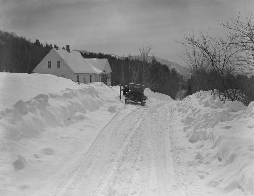 横图,黑白,室外,白天,雪,路,汽车,美国,邮件,房屋,乡村,冬天,运输,摄影,北美,北美洲,美洲,新罕布什尔州,北亚美利加洲,亚美利加洲,新罕布什尔,新罕布夏州,花岗岩州,花冈岩之州,滑雪之州,新英格兰,白山山脉,农舍,纽英仑,美利坚合众国,递送
