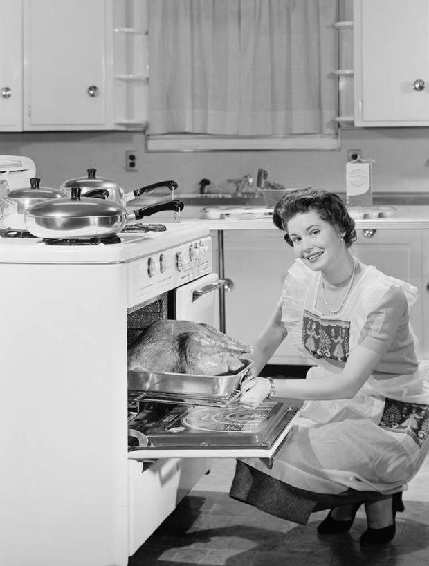 西方人,成年人,一个人,家庭,蹲,笑,微笑,露齿笑,竖图,黑白,白天,烧烤,快乐,幸福,厨房,欧洲,欧洲人,仅一个年轻女性,仅一个女性,仅一个人,围裙,烤火鸡,古典,拿着,锅,饮食,温暖,温馨,一家人,摄影,家庭妇女,和睦,享乐,肖像,炊具,年轻女性,女人,女性,白种人,年轻人,发型,影棚拍摄,融洽