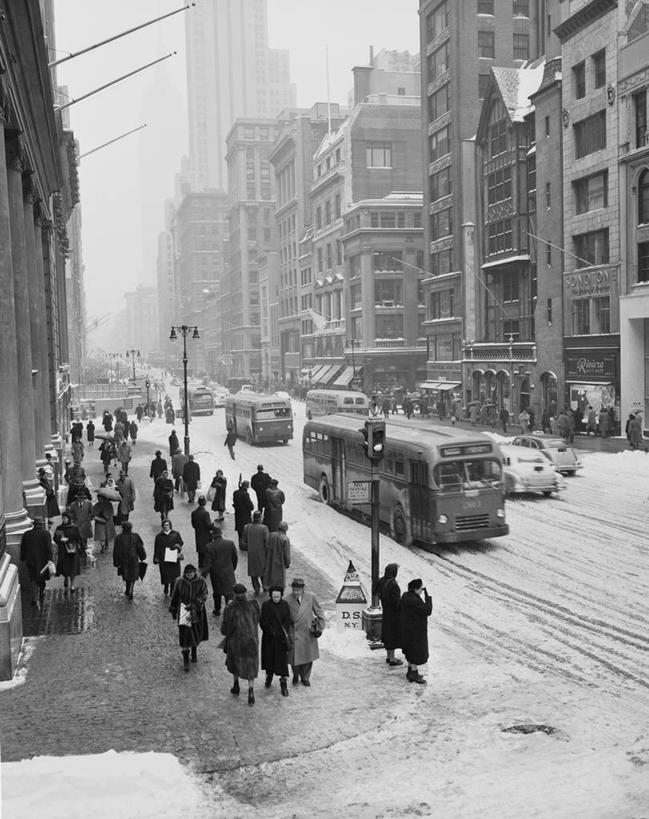 成年人,竖图,黑白,室外,白天,雪,建筑,街道,人行横道,汽车,纽约,美国,行人,冬天,红绿灯,人行道,巴士,交通,许多人,一群人,寒冷,运输,摄影,第五大道,纽约州,男人,女人,步行