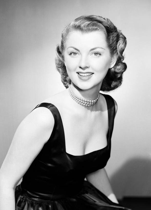 西方人,成年人,一个人,坐,笑,微笑,露齿笑,竖图,黑白,晚礼服,时尚,快乐,信心,项链,欧洲,欧洲人,仅一个年轻女性,仅一个女性,仅一个人,正装,黑色,摄影,肖像,尤物,名媛,年轻女性,女人,女性,白种人,年轻人,半身,影棚拍摄,魅力,佳丽,丽人,美人,上流社会,媛