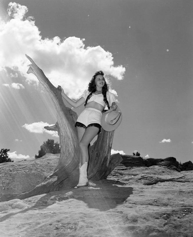 西方人,成年人,一个人,牛仔,站,微笑,竖图,黑白,室外,白天,正面,沙漠,日光,欧洲,纽约,美国,欧洲人,仅一个年轻女性,仅一个女性,仅一个人,短裤,地形,树桩,古典,靠,靠着,牛仔帽,摄影,北美,北美洲,肖像,美洲,牛仔靴,美国文化,穗,北亚美利加洲,亚美利加洲,年轻女性,女人,女性,白种人,年轻人,长发,岩石,牧牛工,牧牛人,牧童,传统服装,美利坚合众国