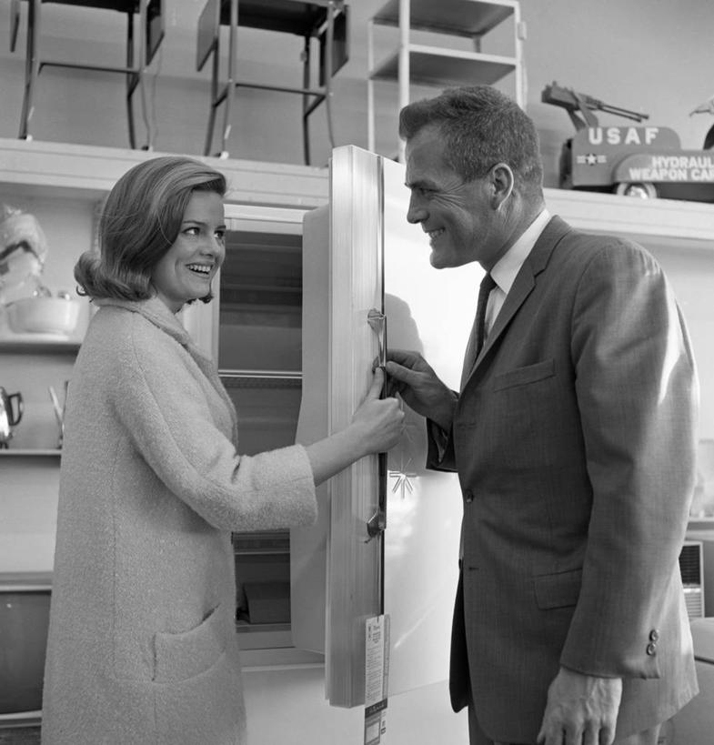 西方人,成年人,中年人,两个人,商店,站,微笑,竖图,方图,黑白,室内,侧面,快乐,消费,门,欧洲,纽约,美国,欧洲人,正装,检查,冰箱,古典,拿着,打开,服务,摄影,家庭妇女,挑选,开启,选择,年轻女性,中年男性,白种人,年轻人,售货员