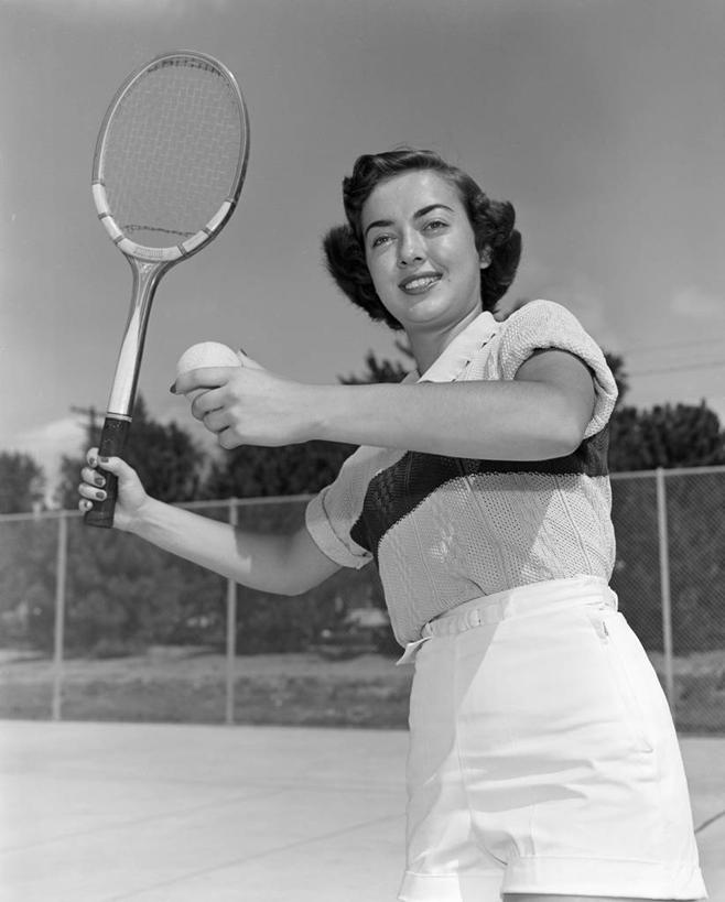 西方人,成年人,一个人,微笑,竖图,黑白,室外,白天,运动,欧洲,欧洲人,仅一个年轻女性,仅一个女性,仅一个人,网球拍,球场,古典,短袖,活力,摄影,敏捷,技能,网球运动,年轻女性,女人,女性,白种人,年轻人