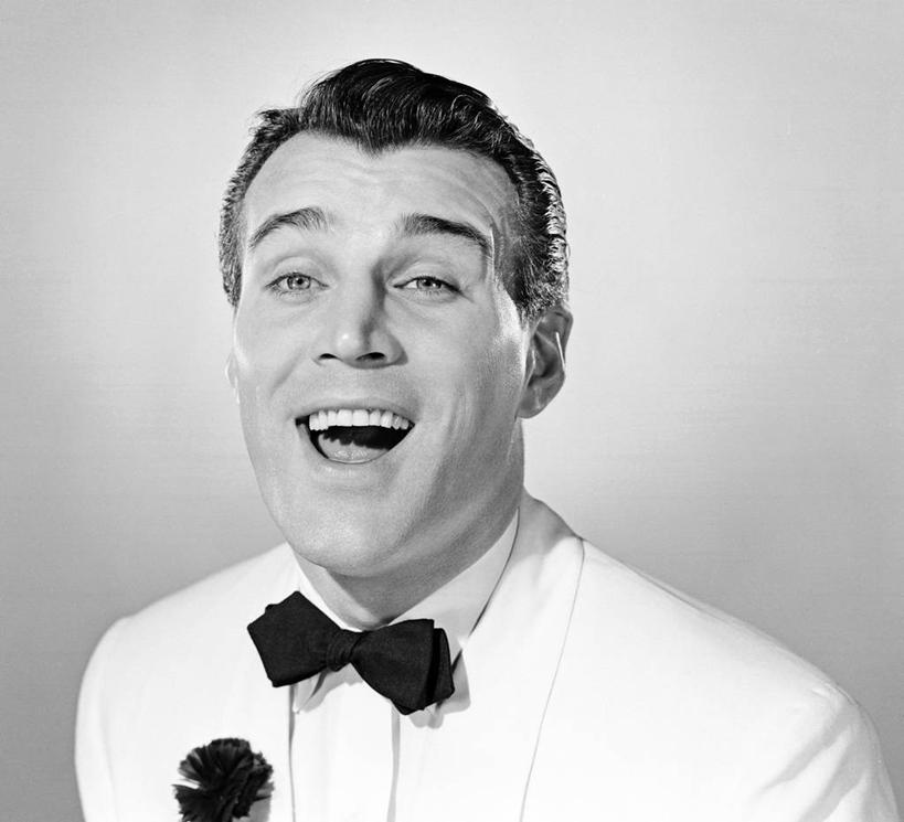 西方人,成年人,中年人,脸,头,嘴,脸颊,一个人,微笑,横图,黑白,室内,正面,晚礼服,信心,欧洲,欧洲人,仅一个男性,仅一个人,仅一个中年男性,套装,服装,正装,领结,古典,肩膀,张嘴,人体,摄影,严肃,神圣,肖像,张大嘴巴,燕尾服,认真,男人,男性,中年男性,白种人,头部,口,口腔,脸部,脸蛋,面部,嘴巴,嘴唇,张开嘴,影棚拍摄,礼服,襟花,上流社会