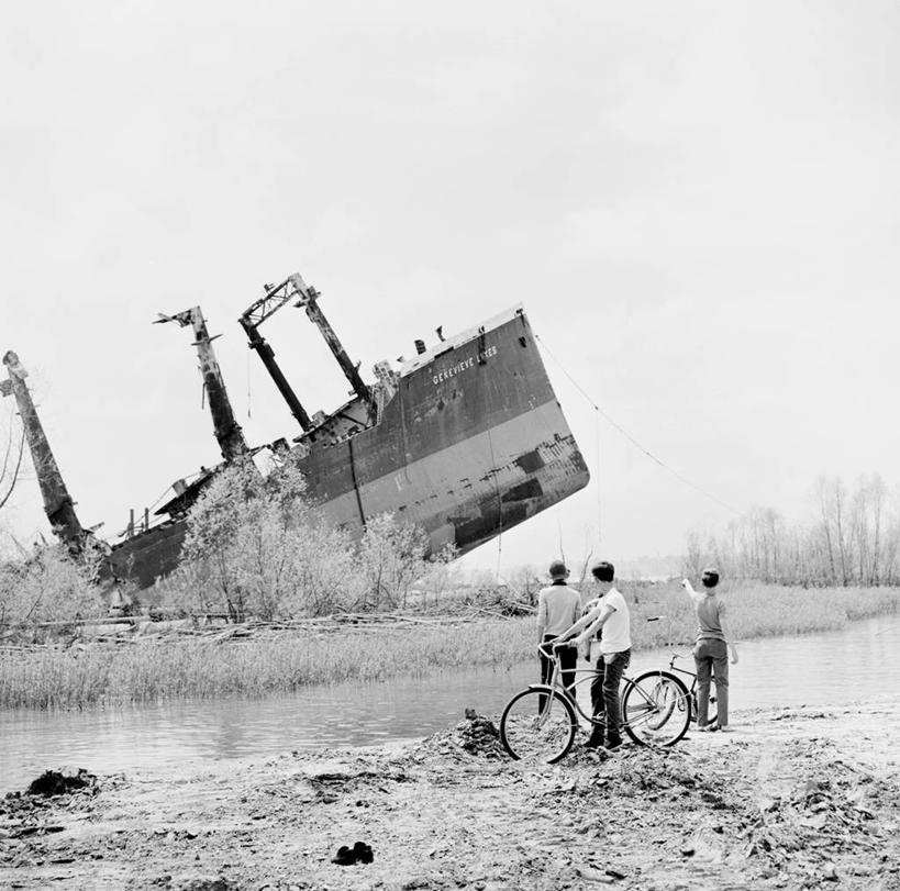 成年人,三个人,站,横图,方图,黑白,白天,旅游,度假,河流,美景,水,自行车,美国,地形,景观,休闲装,娱乐,树,背面,自然,享受,休闲,景色,放松,运输,摄影,不幸,自然风光,路易斯安那州,密西西比河,海难,失事,海滩,休闲活动,影棚拍摄