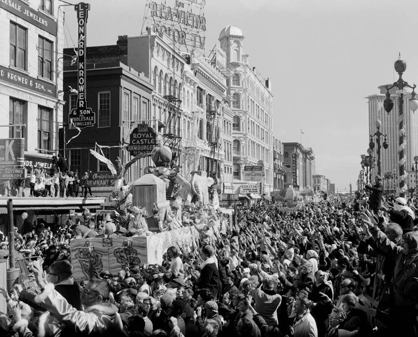 儿童,横图,俯视,黑白,室外,白天,纯洁,城市,道路,建筑,街道,路,公路,美国,狂欢节,丰富,装饰,交通,许多人,车,社区,交通工具,一群人,可爱,童年,童趣,运输,摄影,宗教,彩车,华丽,修饰,点缀,基督教,载具,游行,群众,童真,烂漫,无邪,路易斯安那州,衬托,美观,雅致,雅观,天真,马路,高角度拍摄,旅行,商用车,传统节日