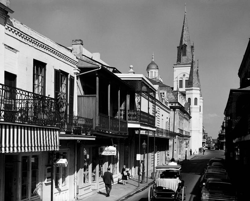 教堂,横图,俯视,黑白,室外,白天,城市,道路,建筑,街道,路,公路,汽车,美国,行人,人行道,交通,地标建筑,运输,摄影,宗教,基督教,宗教建筑,路易斯安那州,马路,高角度拍摄,旅行