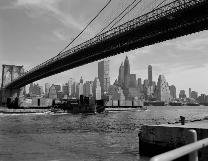 无人,横图,黑白,室外,白天,河流,天际线,建筑,摩天大楼,纽约,美国,流水,曼哈顿,古典,联系,历史,现代,摄影,吊桥,纽约州,布鲁克林桥,东河,驳船