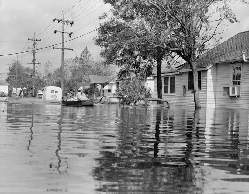 划艇,横图,黑白,室外,白天,水,城市,街道,美国,房屋,城镇,自然灾害,天气,摄影,不幸,问题,毁灭,飓风,路易斯安那州,水灾
