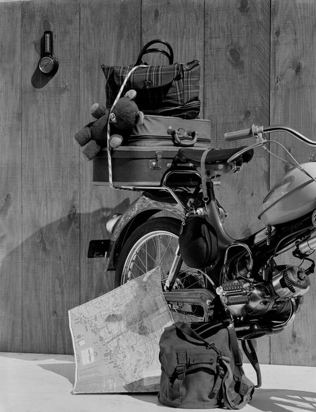 无人,竖图,黑白,室外,白天,旅游,摩托车,地图,手提箱,美国,包装,捆,行李,运输,摄影,部分,自驾游,背包客,旅行