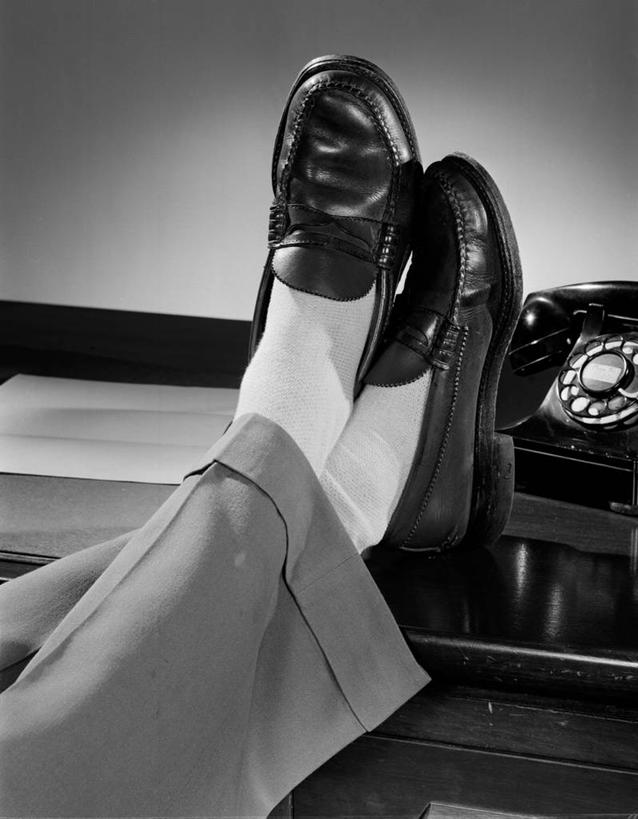 成年人,一个人,办公室,竖图,黑白,室内,特写,白天,复古,仅一个男性,书桌,放松,摄影,部分,座机