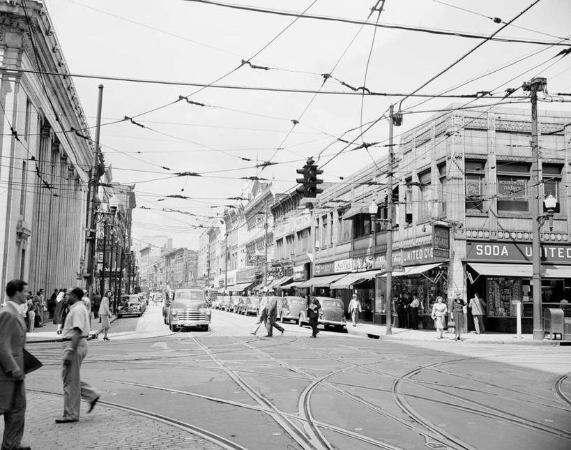 横图,黑白,室外,安全,建筑,汽车,美国,行人,房屋,红绿灯,信号灯,交通,警示,运输,摄影,金属丝,提示,流通,交通信号灯,行人信号灯,维吉尼亚,罗阿诺克,步行,横越