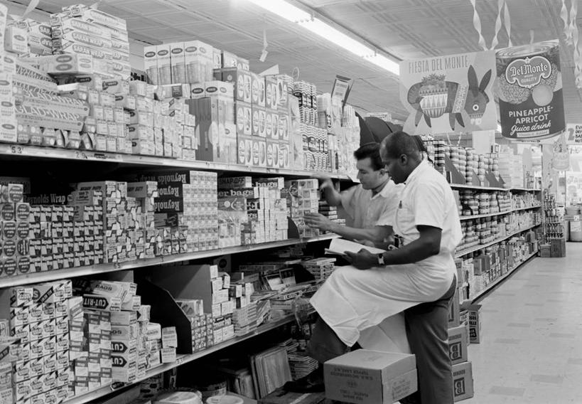 西方人,成年人,中年人,两个人,横图,黑白,室内,白天,侧面,欧洲,非洲,美国,黑人,欧洲人,一排,写,丰富,整齐,围裙,拿着,架子,盒子,排列,职业,摄影,队列,年轻男性,中年男性,白种人,非洲人,年轻人,售货员,超级市场,检查表