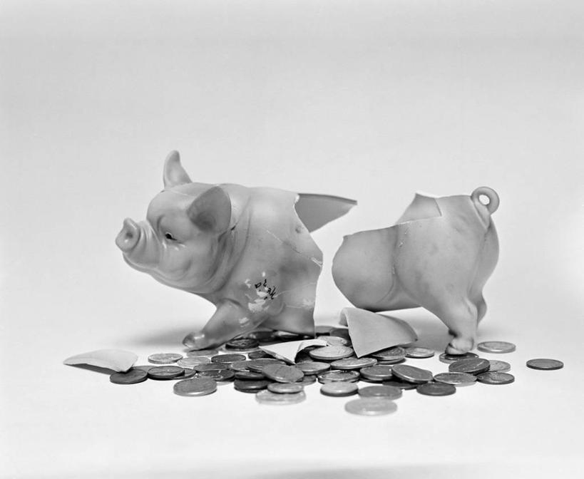 无人,横图,黑白,特写,白色背景,侧面,许多,很多,破坏,破损,容器,储蓄罐,器皿,储蓄,存钱,金融,理财,摄影,经济,损坏,资金,存钱罐,存款,流通,贸易,贮钱罐,储钱罐,扑满,硬币,影棚拍摄