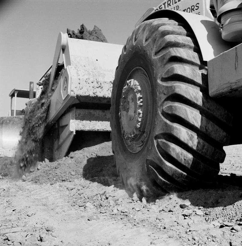 无人,竖图,方图,黑白,室外,特写,白天,复古,日光,美国,泥土,车轮,摄影,英文字母,部分