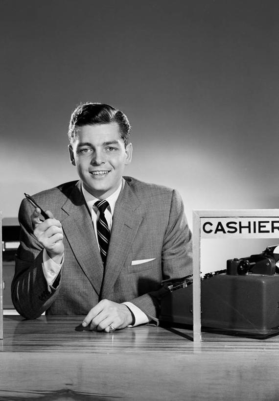 西方人,成年人,一个人,坐,微笑,竖图,黑白,室内,欧洲,纽约,美国,欧洲人,仅一个男性,仅一个人,套装,古典,拿着,书桌,水笔,仅一个年轻男性,手势,收银员,金融,摄影,英文字母,肖像,男人,男性,年轻男性,白种人,年轻人,半身,打手势