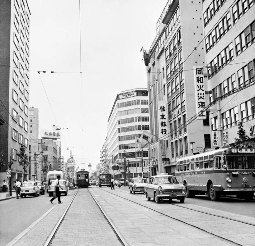 横图,方图,黑白,室外,白天,建筑,街道,指示牌,汽车,日本,行人,日文,标志,文字,巴士,交通,历史,标识,缆车,办公大楼,运输,摄影,福冈,九州,金融区