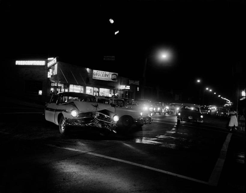 横图,黑白,室外,白天,夜晚,街道,汽车,美国,交通,破坏,破损,运输,摄影,英文字母,照亮,损坏,碰撞,不幸,交通事故,危险