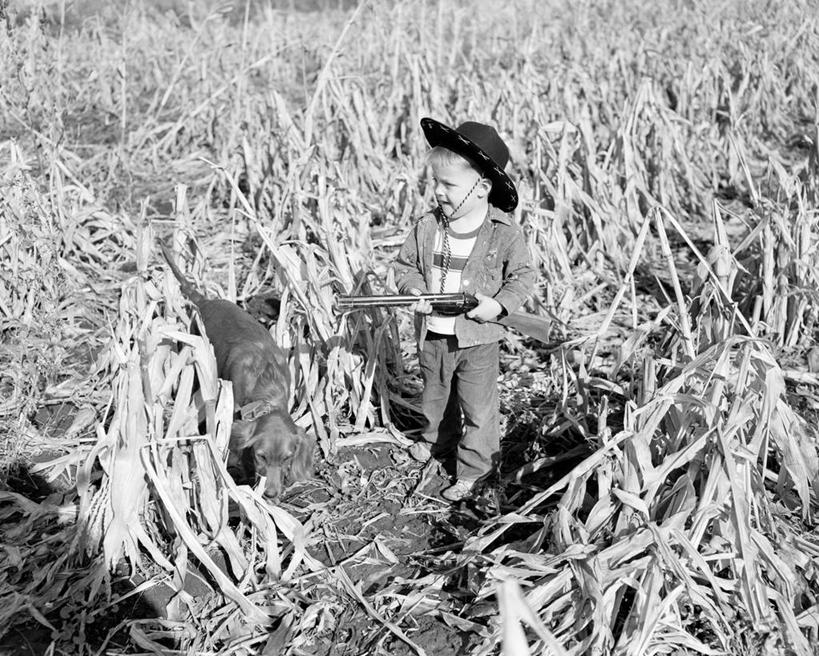 西方人,儿童,一个人,站,横图,俯视,黑白,室外,白天,纯洁,宠物,欧洲,美国,欧洲人,仅一个男性,仅一个人,服装,田地,谷类,拿着,休闲装,外套,小孩,衣服,仅一个小孩,牛仔帽,家畜,可爱,童年,童趣,摄影,服饰,夹克,享乐,衣着,玩具枪,夹克衫,穿着,童真,烂漫,无邪,来福枪,赛特种猎狗,华盛顿州,西雅图,忠诚,衣饰,茄克,猎人,天真,男孩,男人,男性,白种人,孩子,外衣,高角度拍摄,爱尔兰长毛猎犬,短外衣,短发,男生