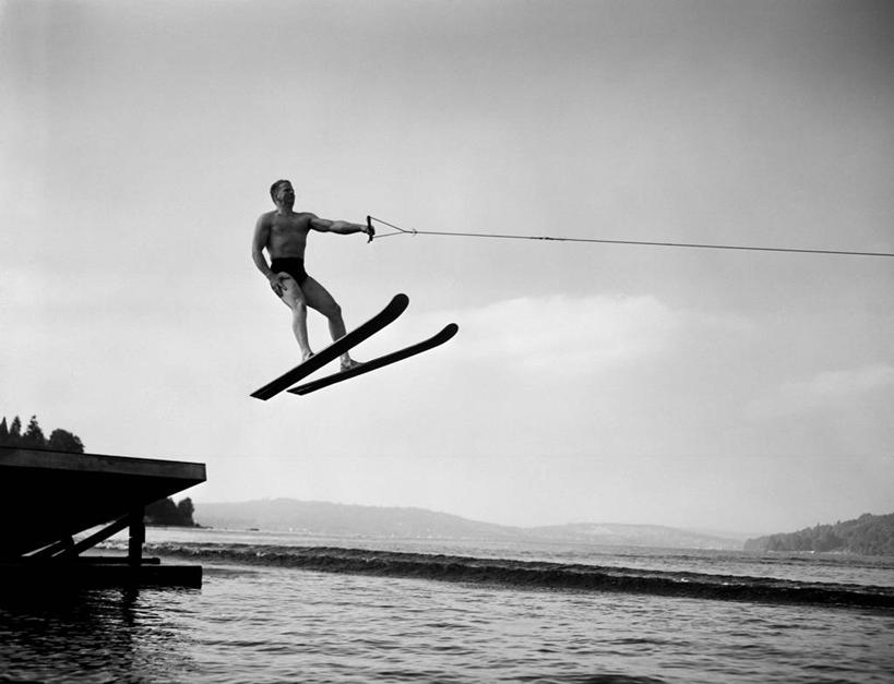 西方人,成年人,健壮,一个人,横图,黑白,室外,白天,运动,湖,欧洲,美国,欧洲人,仅一个男性,仅一个人,泳裤,半空,飞,仅一个年轻男性,摄影,敏捷,华盛顿州,西雅图,技能,滑水运动,男人,男性,年轻男性,白种人,年轻人,休闲活动