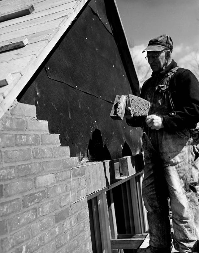 西方人,成年人,中年人,老年人,一个人,站,竖图,黑白,室外,白天,装修,建筑,欧洲,美国,欧洲人,仅一个男性,仅一个人,仅一个中年男性,棒球帽,砖,工人,职业,摄影,准确,男人,男性,中年男性,白种人,员工,匠人,劳动者,体力工