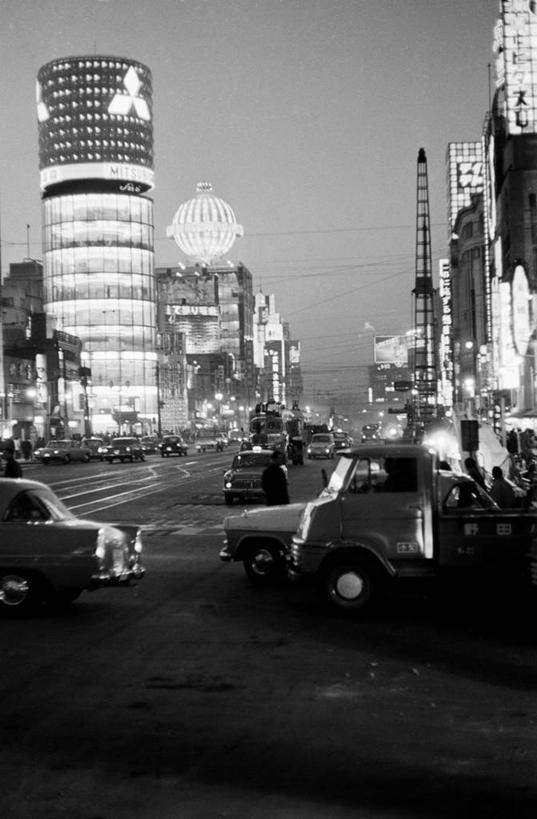 竖图,黑白,室外,夜晚,旅游,城市,道路,街道,路,霓虹灯,指示牌,公路,汽车,东京,日本,美国,日本文化,标志,文字,交通,首都,标识,银座,摄影,照亮,马路