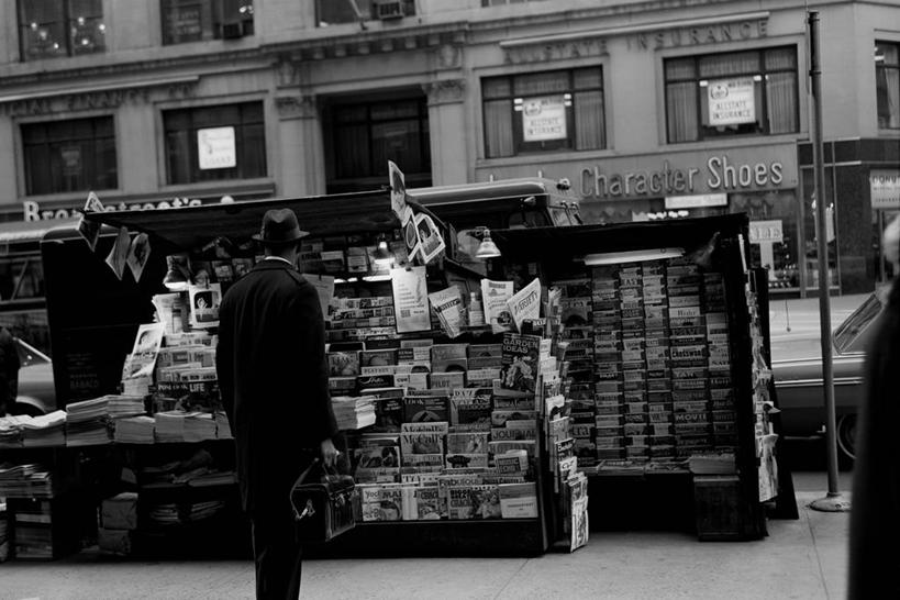 成年人,老年人,一个人,站,横图,黑白,室外,白天,商务,城市,道路,街道,路,公路,报纸,杂志,纽约,美国,仅一个男性,仅一个人,仅一个中年男性,行人,人行道,交通,货摊,看,零售,摄影,男人,男性,中年男性,书,马路,报亭,42街