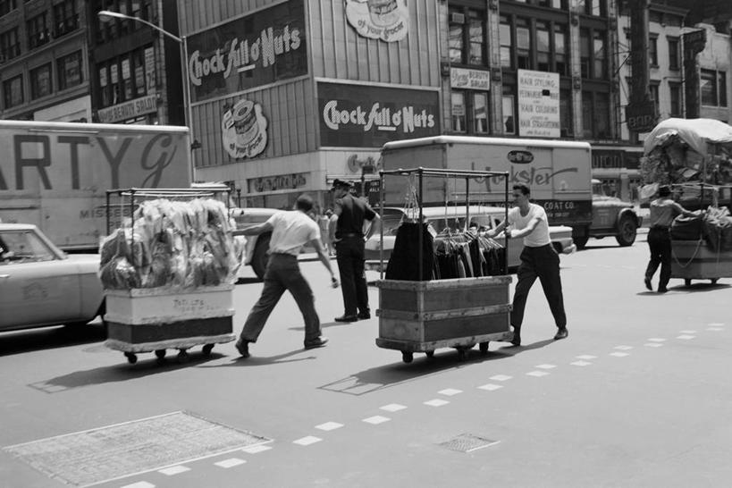 成年人,四个人,交警,推,横图,黑白,室外,白天,城市,道路,街道,路,公路,汽车,纽约,美国,交通,零售,运输,摄影,贸易,快餐车,男人,交通管理员,交通警察,商人,马路,步行,第七大道,例行公事,横越