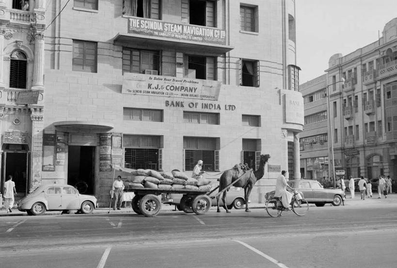 银行,横图,黑白,室外,白天,城市,道路,街道,路,公路,汽车,巴基斯坦,美国,推车,交通,骆驼,运输,摄影,牲畜,卡拉奇,马路