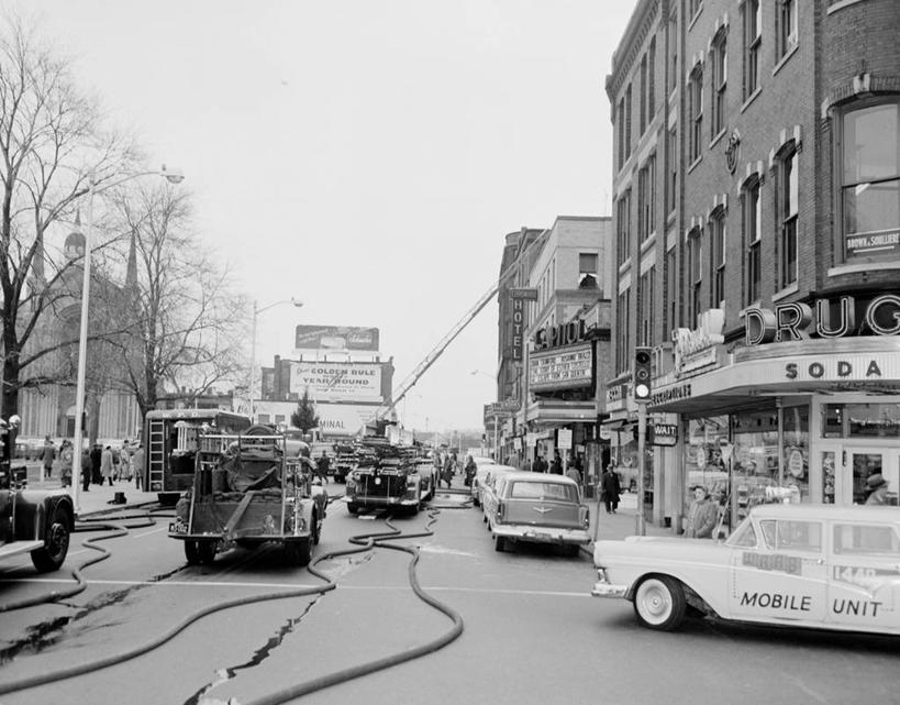 消防员,横图,黑白,室外,白天,安全,城市,道路,建筑,街道,路,公路,汽车,火,美国,交通,水管,摄影,消防,软管,灭火,马萨诸塞,消防器材,马路,水带,消防水带