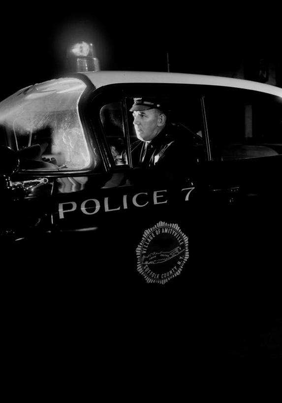 西方人,成年人,中年人,老年人,脸,头,脸颊,一个人,坐,竖图,黑白,室外,夜晚,侧面,欧洲,纽约,美国,欧洲人,仅一个男性,仅一个人,仅一个中年男性,肩膀,摄影,保护,警官,机敏,巡逻车,男人,男性,中年男性,白种人,头部,脸部,脸蛋,面部