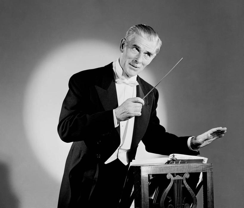 西方人,成年人,老年人,一个人,站,横图,黑白,室内,正面,欧洲,纽约,美国,欧洲人,仅一个男性,仅一个人,服装,拿着,仅一个老年男性,摄影,聚光灯,严肃,高雅,神圣,燕尾服,认真,老年男性,男人,男性,白种人,半身,礼服,古典乐