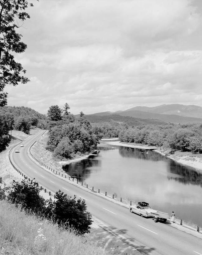 竖图,俯视,黑白,室外,白天,湖,美景,山,路,汽车,美国,反射,地平线,景观,辽阔,地面,车,树,自然,交通工具,广阔,景色,运输,摄影,宁静,一望无际,北美,北美洲,自然风光,载具,延伸,美洲,露营,野营,房车,宿营,新罕布什尔州,天地相交,北亚美利加洲,亚美利加洲,新罕布什尔,新罕布夏州,花岗岩州,花冈岩之州,滑雪之州,无边无际,一马平川,新英格兰,白山山脉,露营车,纽英仑,高角度拍摄,美利坚合众国,拖挂式房车