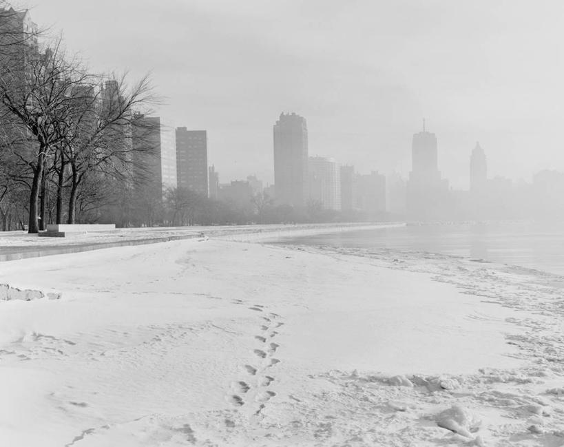 无人,横图,黑白,室外,白天,河流,天际线,雪,雾,城市,建筑,美国,脚印,冰,河岸,冬天,寒冷,摄影,北美,伊利诺斯州,密歇根湖,芝加哥市