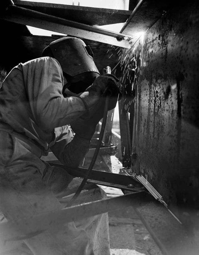 西方人,成年人,中年人,一个人,焊工,竖图,黑白,室内,建筑业,欧洲,美国,欧洲人,仅一个男性,仅一个人,仅一个中年男性,火花,职业,遮,遮掩,工业,摄影,焊接,掩盖,遮挡,遮盖,焊枪,掩饰,男人,男性,中年男性,白种人,建筑结构