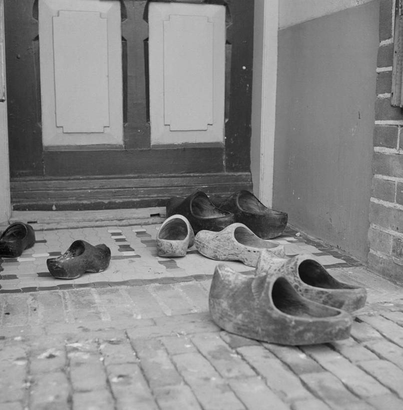 无人,竖图,方图,黑白,室外,白天,农业,门,纽约,美国,隧道,木制,房屋,一对,摄影,肮脏,木底鞋,北美,北美洲,地道,美洲,邋遢,纽约市,纽约州,帝国之州,帝国州,北亚美利加洲,亚美利加洲,龌龊,污秽,农舍,门廊,美利坚合众国,荷兰隧道