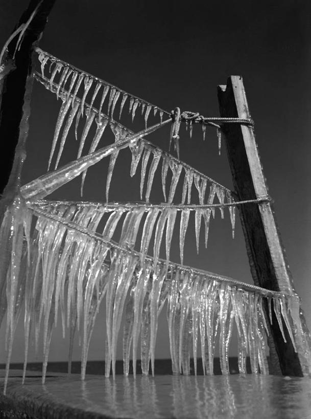 无人,竖图,黑白,室外,白天,仰视,美国,吊挂,悬挂,冬天,冰柱,挂,绳子,木桩,寒冷,摄影,低角度拍摄
