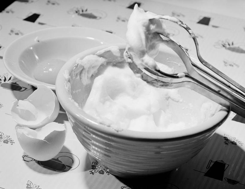 无人,横图,俯视,黑白,室内,白天,桌子,美国,饮食,桌布,盘子,打蛋器,碗,摄影,混合,卵,高角度拍摄