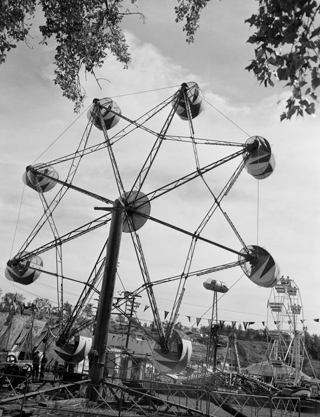 无人,游乐园,竖图,黑白,室外,白天,旗帜,美国,装饰,枝,过山车,摄影,大转轮,传统节日