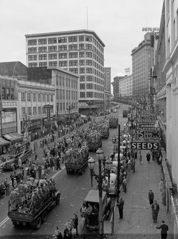 竖图,俯视,黑白,室外,白天,聚会,建筑,街道,汽车,美国,士兵,庆祝,人行道,聚餐,许多人,历史,一群人,运输,摄影,停止,问候,透视图,暂停,美国文化,停滞,华盛顿州,西雅图,高角度拍摄